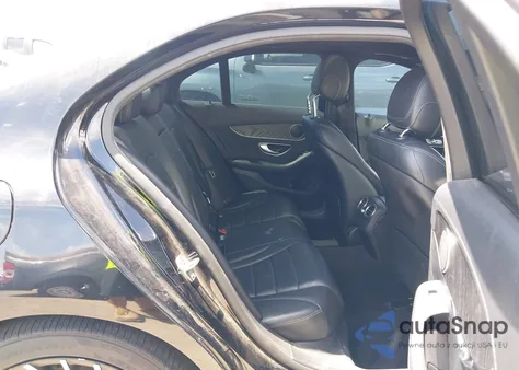 2016 Mercedes-Benz C 300 Luxury/Sport z USA, uszkodzony, nr VIN 55SWF4JB9GU169458